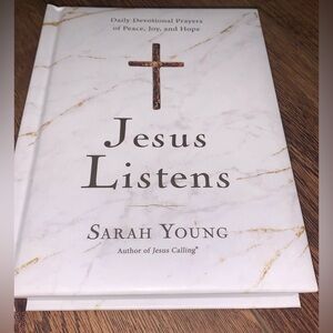 Jesus Listens : Daily Devotional Prayers of Peace, Joy, and Hope by Sarah Young